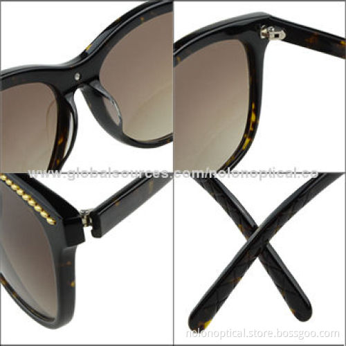 Fashion Sunglasses with gold chain accessory decoration in frame